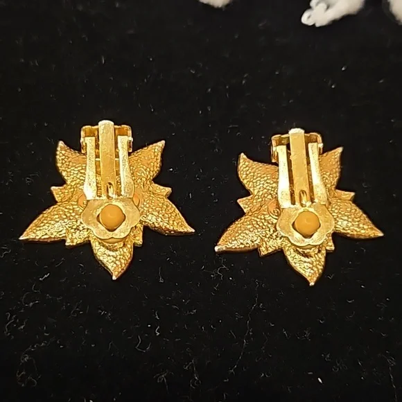 Vintage Poinsettia Earrings - Picture 5 of 9